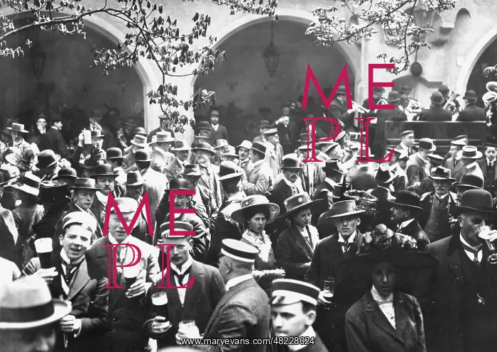 : At the Courtyard of the Hofbraeuhaus in Munich, 1912 : At the Courtyard of the Hofbraeuhaus in Munich, 1912