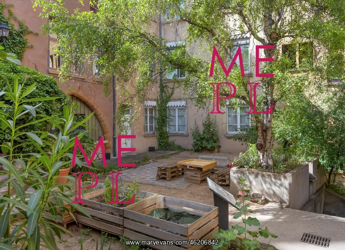 : Courtyard, Lyon, France : Courtyard, Lyon, France