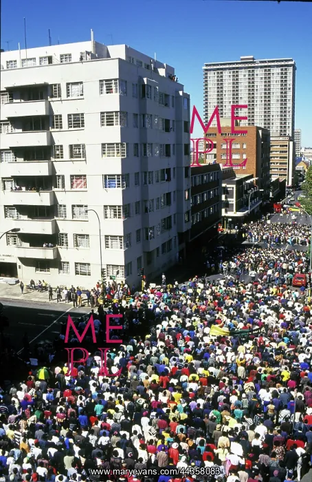 : Cowds marching through Johannesburg : Cowds marching through Johannesburg