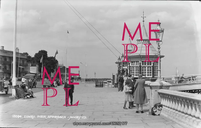 : Cowes Pier Approach : Cowes Pier Approach