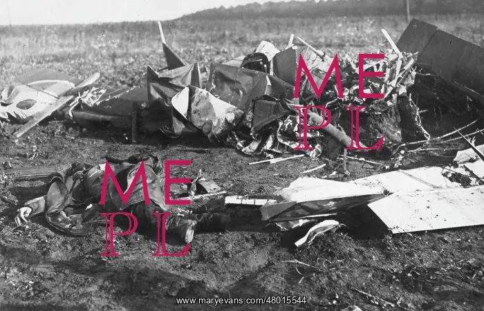 : Crashed British fighter plane and dead airman, WW1 : Crashed British fighter plane and dead airman, WW1