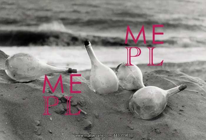 : Creative. Flasks on the beach : Creative. Flasks on the beach