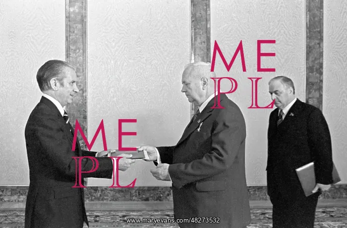 : Credentials presenting, 1977 : Credentials presenting, 1977