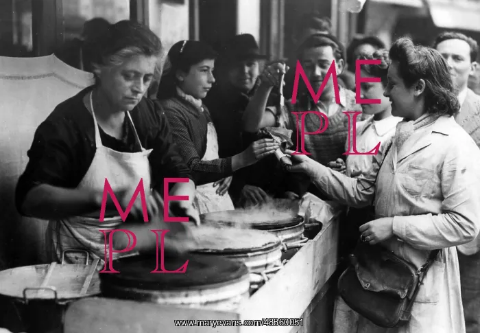 : Crepes stand in Paris, 1941 : Crepes stand in Paris, 1941