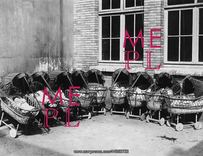 : A CRESCENT OF PRAMS : A CRESCENT OF PRAMS