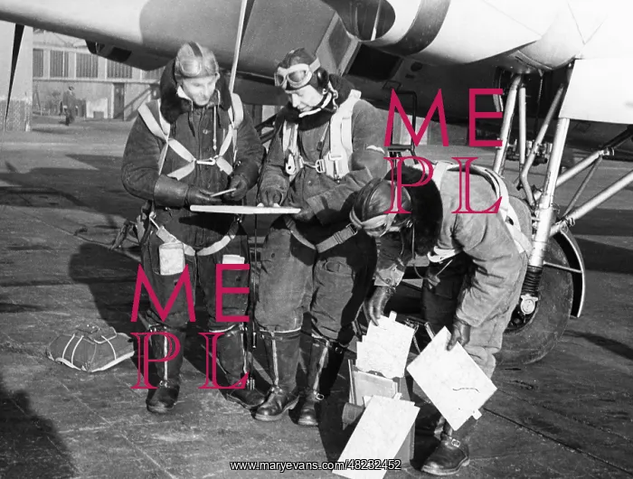 : Crew of a Do 17 during an exercise, 1939 : Crew of a Do 17 during an exercise, 1939
