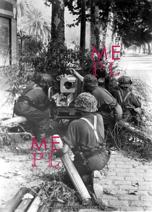 : The crew of a 7.5 cm antitank PAK 40 lined up on the : The crew of a 7.5 cm antitank PAK 40 lined up on the