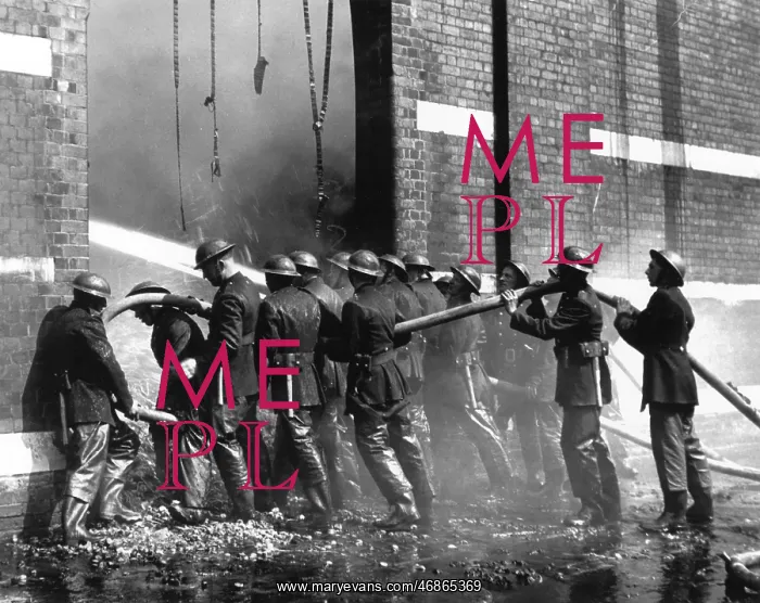 : Crew of firefighters in action, WW2 : Crew of firefighters in action, WW2
