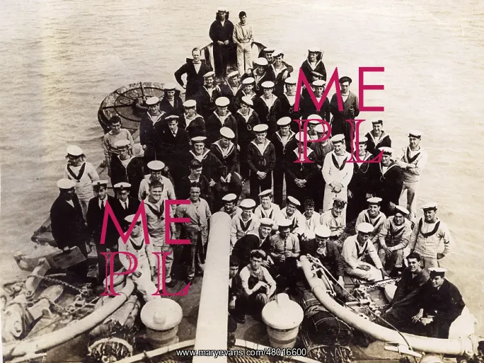 : Crew of HMS Swift in group photo on deck, WW1 : Crew of HMS Swift in group photo on deck, WW1