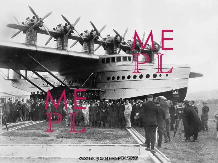 : Crew and passengers in front of a Dornier Do X, 1929 : Crew and passengers in front of a Dornier Do X, 1929