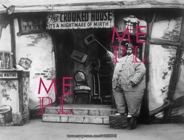 : CROOKED HOUSE / BUTLINS : CROOKED HOUSE / BUTLINS
