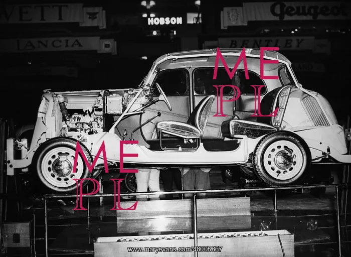 : Cross-section of a Morris 8 at the Automobile show in London : Cross-section of a Morris 8 at the Automobile show in London