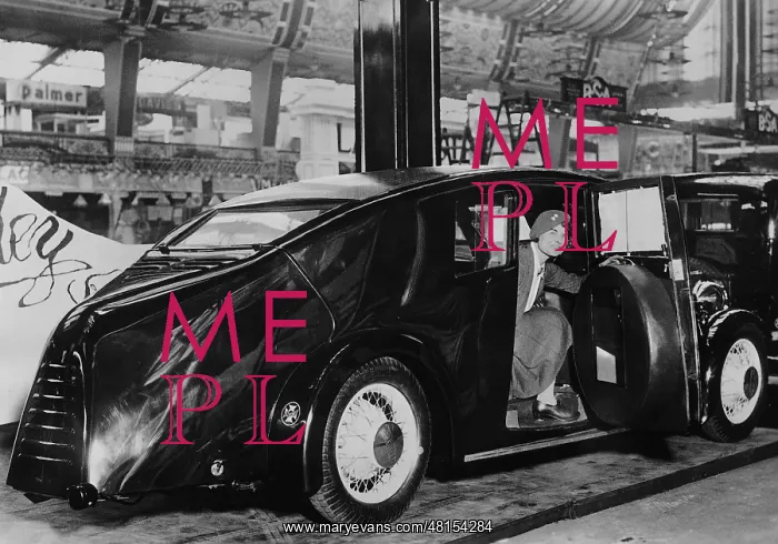 : Crossley in a motor show, 1933 : Crossley in a motor show, 1933