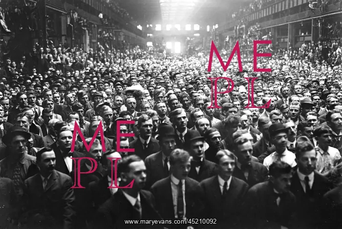 : A crowd of Allis Chalmers workers waiting ? : A crowd of Allis Chalmers workers waiting ?