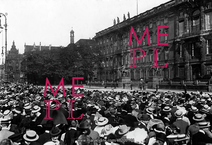 : Crowd in front of the Berlin City Palace, 1914 : Crowd in front of the Berlin City Palace, 1914