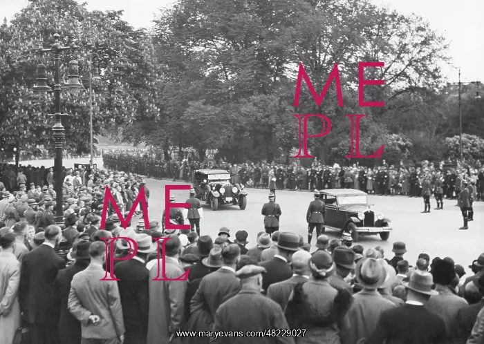: Crowd in front of the Berlin Kroll Opera House, 1935 : Crowd in front of the Berlin Kroll Opera House, 1935