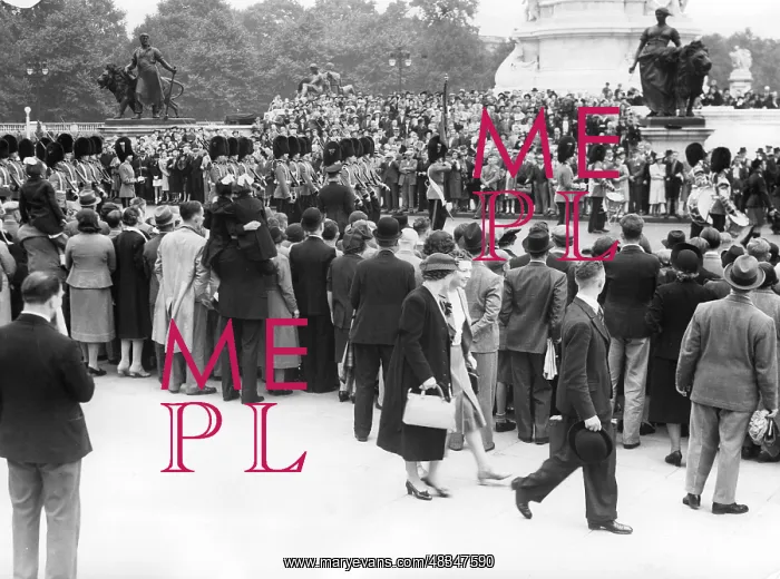 : Crowd in front of Buckingham Palace, 1939 : Crowd in front of Buckingham Palace, 1939