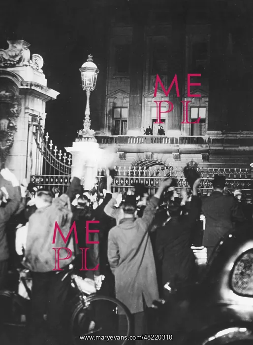 : Crowd in front of Buckingham Palace after the Munich Agr : Crowd in front of Buckingham Palace after the Munich Agr