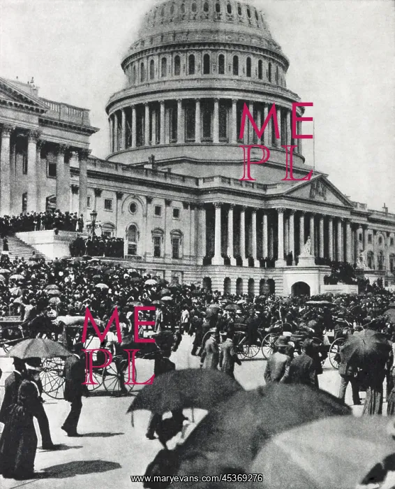: Crowd at the Capitol awaiting the arrival : Crowd at the Capitol awaiting the arrival