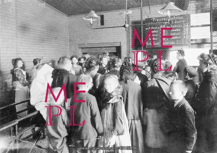 : Crowd in a cheap meat counter in Berlin, 1905 : Crowd in a cheap meat counter in Berlin, 1905