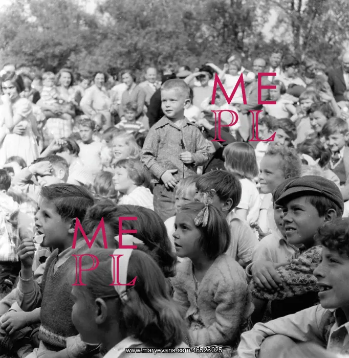 : CROWD OF CHILDREN 1950S : CROWD OF CHILDREN 1950S