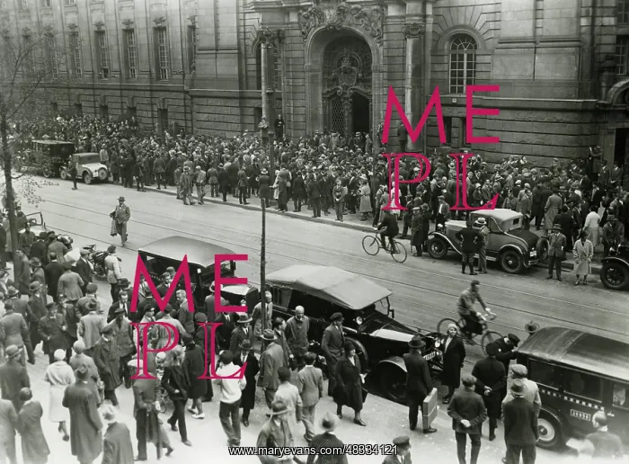 : Crowd before the criminal court in Moabit, 1931 : Crowd before the criminal court in Moabit, 1931