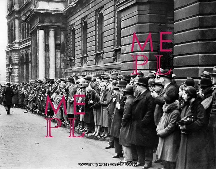 : Crowd in Downing Street, 1931 : Crowd in Downing Street, 1931