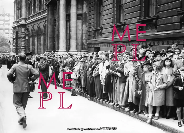 : Crowd in Downing Street, 1939 : Crowd in Downing Street, 1939