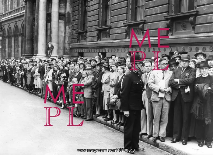 : Crowd in Downing Street, 1939 : Crowd in Downing Street, 1939