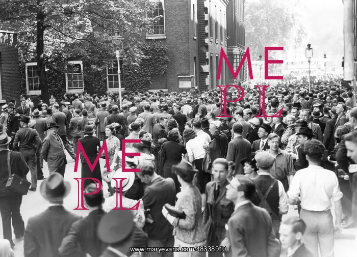 : Crowd in Downing Street, 1939 : Crowd in Downing Street, 1939