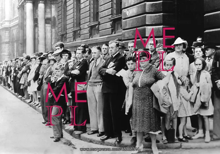 : Crowd in Downing Street, 1939 : Crowd in Downing Street, 1939