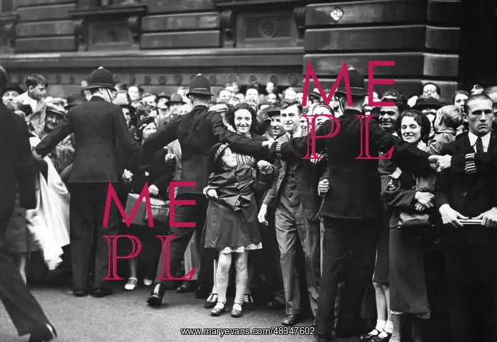 : Crowd in Downing Street, 1939 : Crowd in Downing Street, 1939