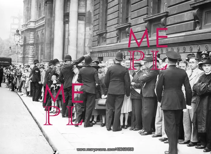 : Crowd in Downing Street, 1939 : Crowd in Downing Street, 1939
