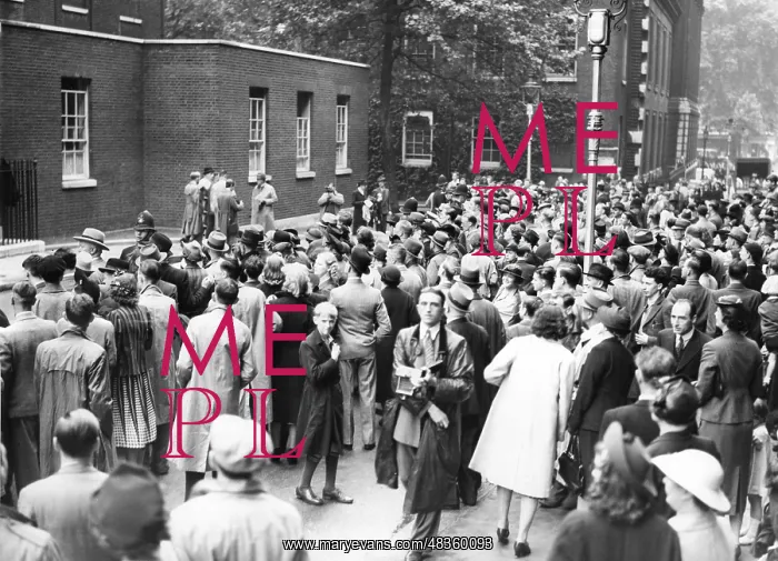 : Crowd in Downing Street, 1939 : Crowd in Downing Street, 1939