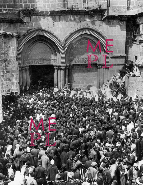 : Crowd on Easter Sunday in front of the Church of the Holy Se : Crowd on Easter Sunday in front of the Church of the Holy Se