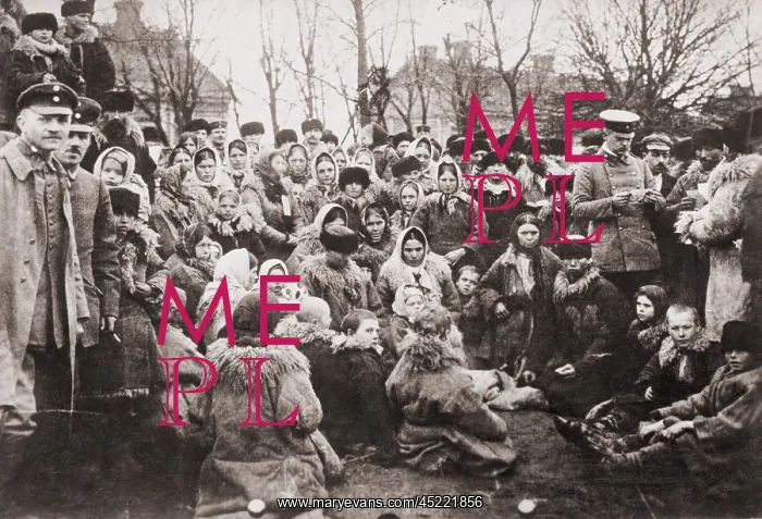 : Crowd of Eastern European emigrants, possibly ? : Crowd of Eastern European emigrants, possibly ?