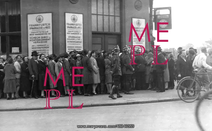 : Crowd at the Frankfurter Sparkasse, 1931 : Crowd at the Frankfurter Sparkasse, 1931