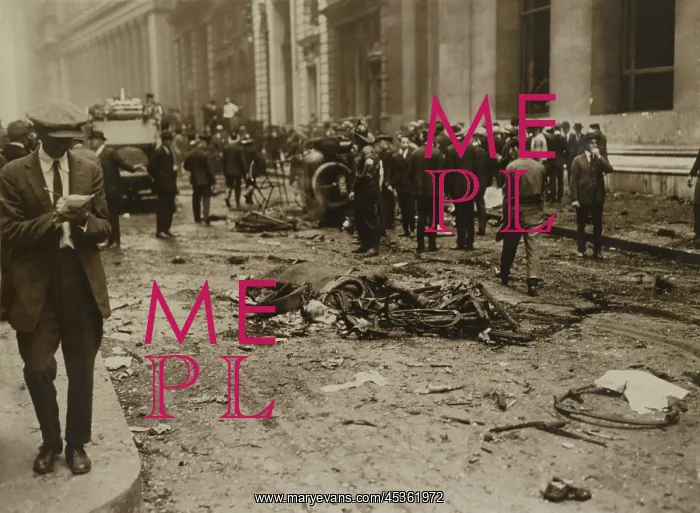 : Crowd gathered behind a dead horse after the Wall : Crowd gathered behind a dead horse after the Wall