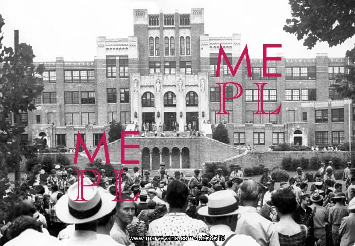 : Crowd gathered in front of Little Rock Central ? : Crowd gathered in front of Little Rock Central ?