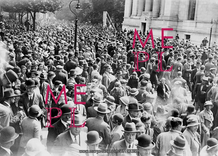 : Crowd in front of the Geological Museum during the World Eco : Crowd in front of the Geological Museum during the World Eco
