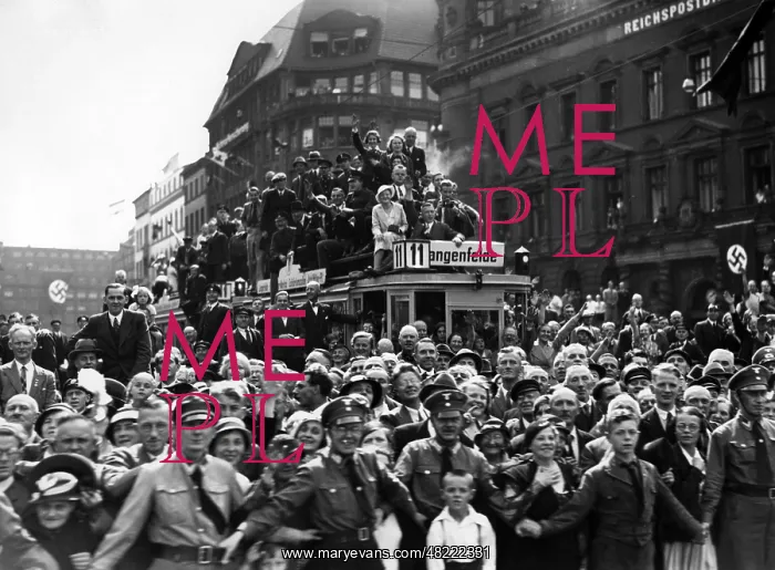 : Crowd in Hamburg during the arrival of Adolf Hitler, 193 : Crowd in Hamburg during the arrival of Adolf Hitler, 193
