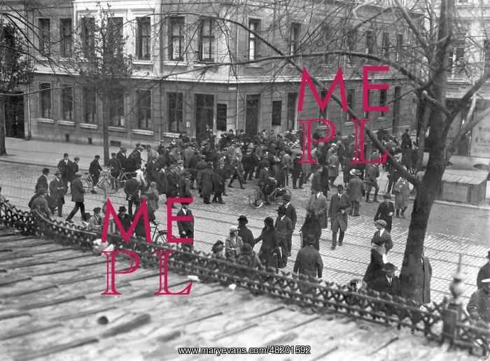 : Crowd in front of the headquarters of the separatists in Aac : Crowd in front of the headquarters of the separatists in Aac