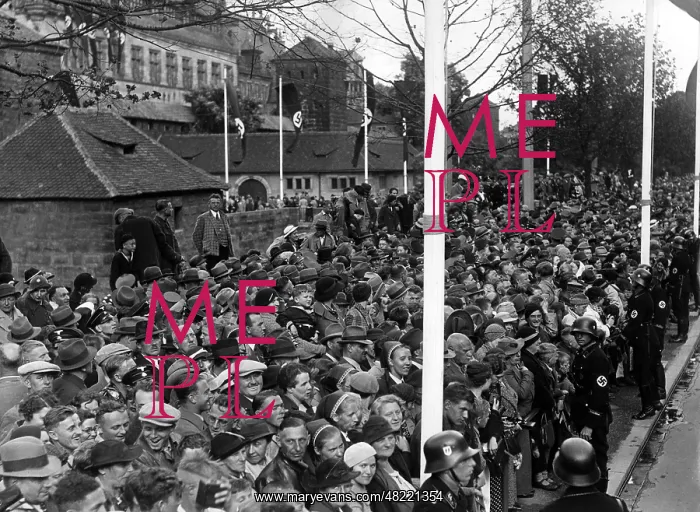 : Crowd in front of the Hotel Deutscher Hof during the Rei : Crowd in front of the Hotel Deutscher Hof during the Rei