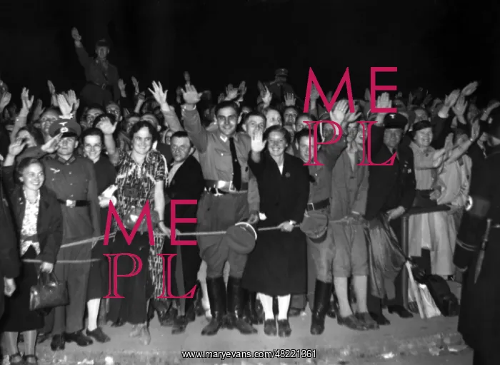 : Crowd in front of the Hotel Deutscher Hof during the Rei : Crowd in front of the Hotel Deutscher Hof during the Rei