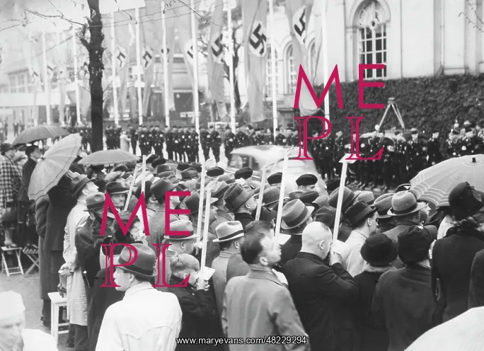 : Crowd in front of the Kroll Opera House in Berlin, 1939 : Crowd in front of the Kroll Opera House in Berlin, 1939