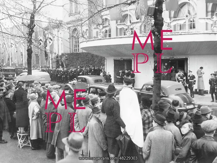 : Crowd in front of the Kroll Opera House in Berlin, 1939 : Crowd in front of the Kroll Opera House in Berlin, 1939