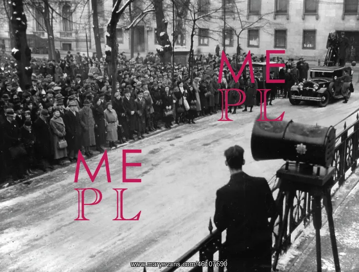  : A crowd in front of the Ministry of