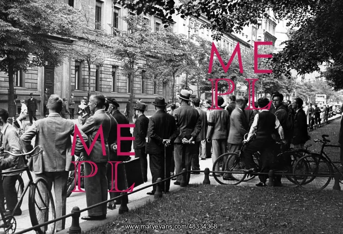 : Crowd before the Ministry of the Interior, 1932 : Crowd before the Ministry of the Interior, 1932