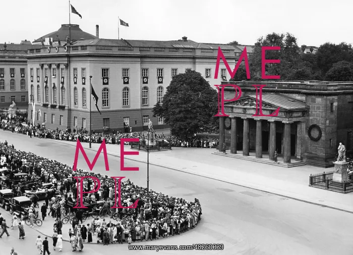  : Crowd in front of the Neue Wache in Berlin, 1935