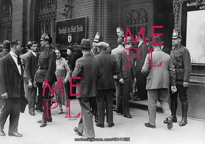 : Crowd outside a branch of the Sparkasse in Berlin, 1931 : Crowd outside a branch of the Sparkasse in Berlin, 1931